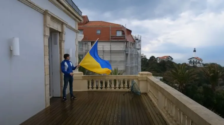 VIDEO Na vili Putinovog biv&scaron;eg zeta osvanula ukrajinska zastava, aktivisti provalili u nju i promijenili brave: 'Primamo izbjeglice!'