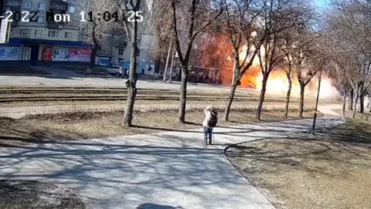 VIDEO Nadzorna kamera zabilježila udar rakete u kijevsku četvrt. Na mjestu autobusa pojavio se samo plamen i oblak prašine