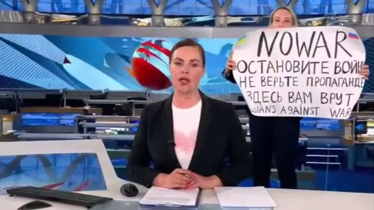 VIDEO Žena s transparentom upala u program ruske državne televizije: 'Ne vjerujte propagandi'