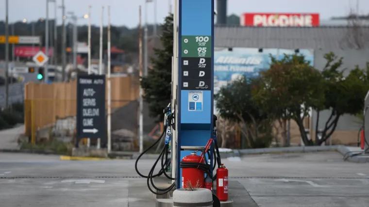 Nije pazio pa ostao bez auta: Stariji gospodin koji je poku&scaron;ao uliti gorivo postao viralni hit