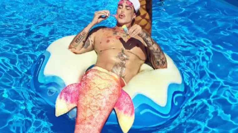 Pa, ove zvijezde su nekad birale ultrabizarne outfite: Lille se oblijepila trakom i najlonom, Cigi se uvukao u rep sirene...