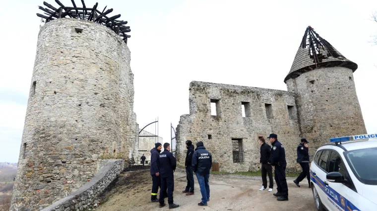 Sanacija izgorjelog krovi&scaron;ta Frankopan grada ko&scaron;tat će i milijun kuna. Jučer je buknuo požar prvo na jednoj kuli, a onda se pro&scaron;irio i na drugu