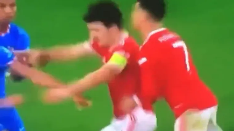 Pogledajte urnebesan trenutak s jučera&scaron;nje utakmice, Maguire nokautirao Ronalda