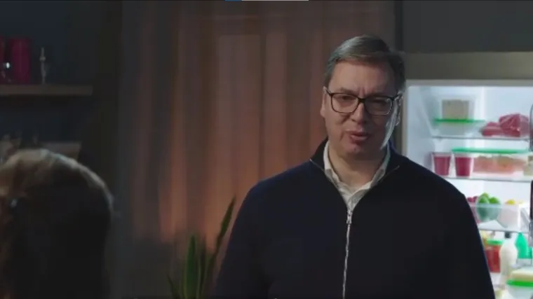 VIDEO Aleksandar Vučić doslovno iskače iz frižidera u novom predizbornom spotu: 'Ovo je ne&scaron;to najluđe'