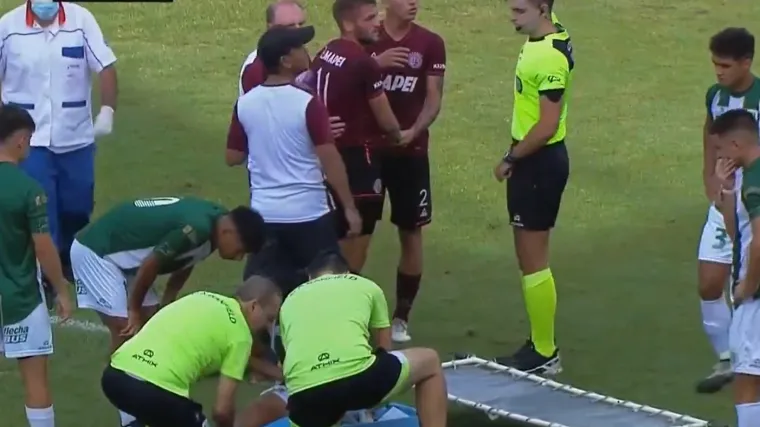 Bizarne scene: Napucao protivnika loptom u glavu, ovaj pao u nesvijest i slomio mu nogu