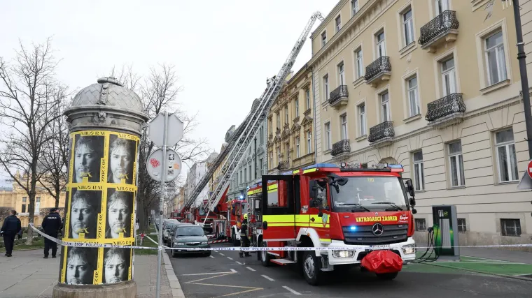 FOTO Požar u centru Zagreba u zgradi na Tomislavovom trgu: Gorjelo je potkrovlje, ozlijeđenih nema
