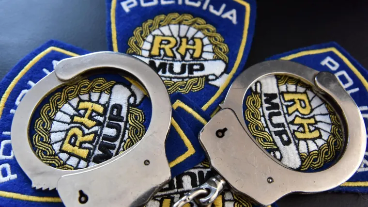 U kućama u Novom Zagrebu i Trnju skrivao ilegalne cigarete, tablete za potenciju, pu&scaron;ke...