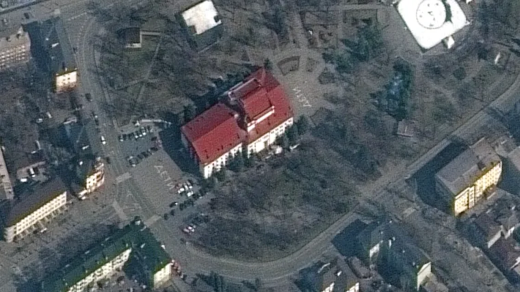 Satelit pokazao da je ispred i iza teatra u Mariupolju bio natpis 'djeca', Rusi morali vidjeti. Prvi preživjeli izlaze ispod ru&scaron;evina