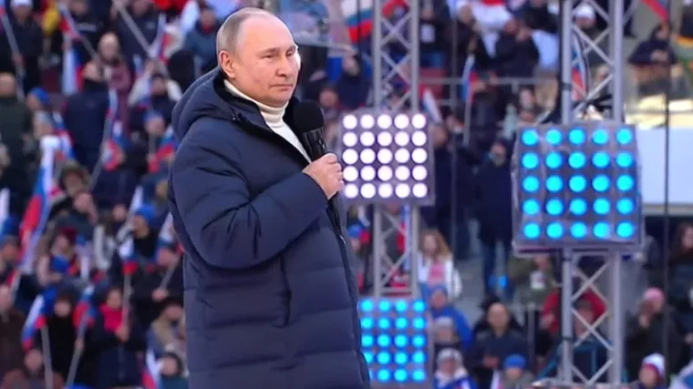 VIDEO Ovako su prekinuli TV prijenos govora Putina pred punim stadionom. Kako će kazniti krivca za 'tehničke probleme'?