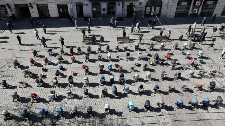 Ovo je pretužno! U Lavovu postavili 109 praznih kolica na glavnom trgu. 'Oni sad brane ukrajinsko nebo'