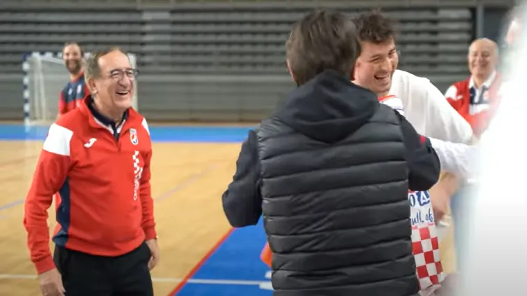 Pogledajte kako je Domagoj Duvnjak žestoko podvalio Zlatku Daliću i do suza nasmijao sve u dvorani