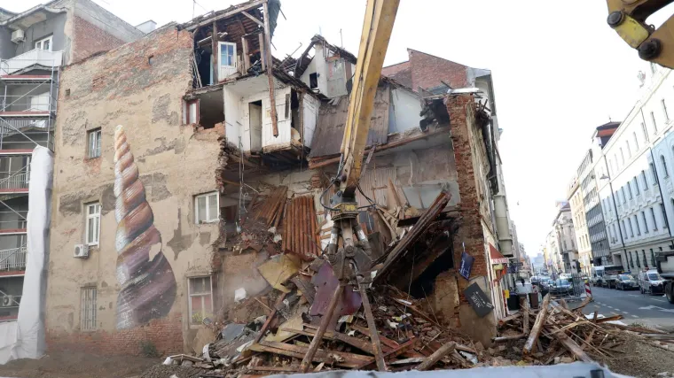 FOTO Počelo ru&scaron;enje simbola zagrebačkog potresa, dvije godine nakon &scaron;to je pogodio glavni grad. Kroz centar promet ide obilazno