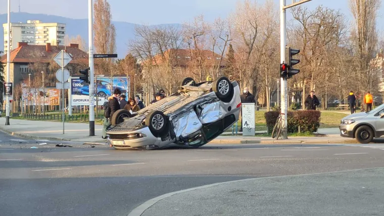 Te&scaron;ka nesreća na križanju Selske i Krapinske u Zagrebu: Auto zavr&scaron;io na krovu, jedna je osoba prevezena u bolnicu