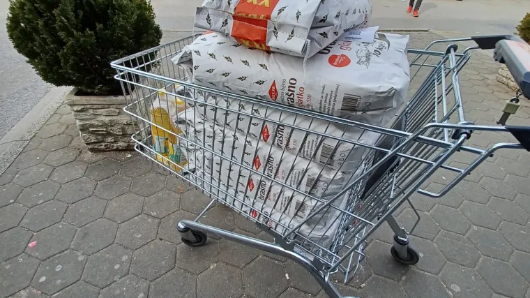 &Scaron;ok u trgovini: 'Tko je jamio, jamio je po nižim cijenama. Bra&scaron;no i ulje razgrabljeni dva sata nakon otvaranja. &Scaron;to se događa?'