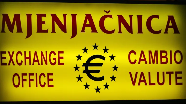Hrvati navalili u mjenjačnice: 'Valuta se kupuje kao &scaron;to se kupuje ulje po dućanima, nesta&scaron;ica je eura...'