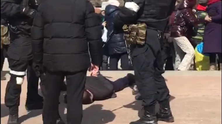 VIDEO Ukrajinci iza&scaron;li na prosvjede, pojavila se snimka na kojoj ih ruska vojska nasilno privodi: 'Čuju se pucnjevi'
