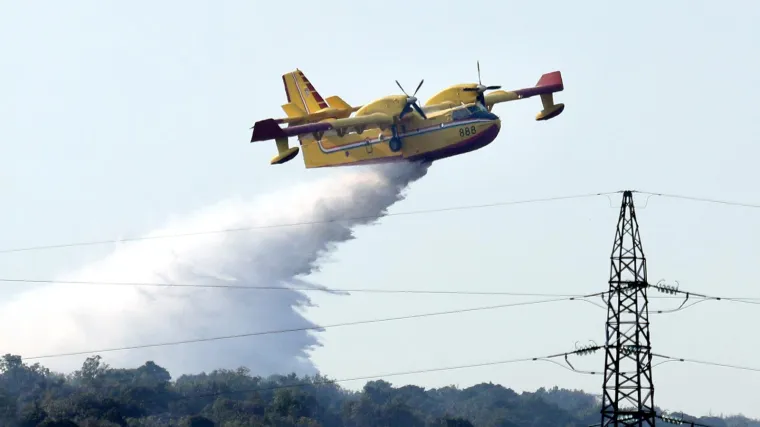 Vatrena stihija kod Imotskog zaprijetila kućama. Na terenu 60 vatrogasaca, kanader i air tractor