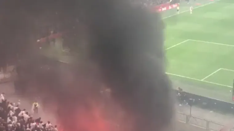 Ajaxovi navijači zapalili stadion na derbiju