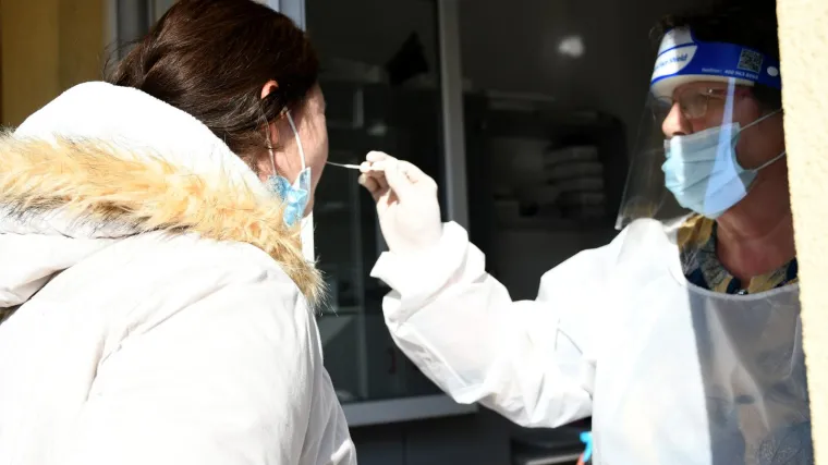 Preminulo je 10 ljudi: Imamo 901 novi slučaj zaraze potvrđen PCR-om, na respiratoru 44 osobe