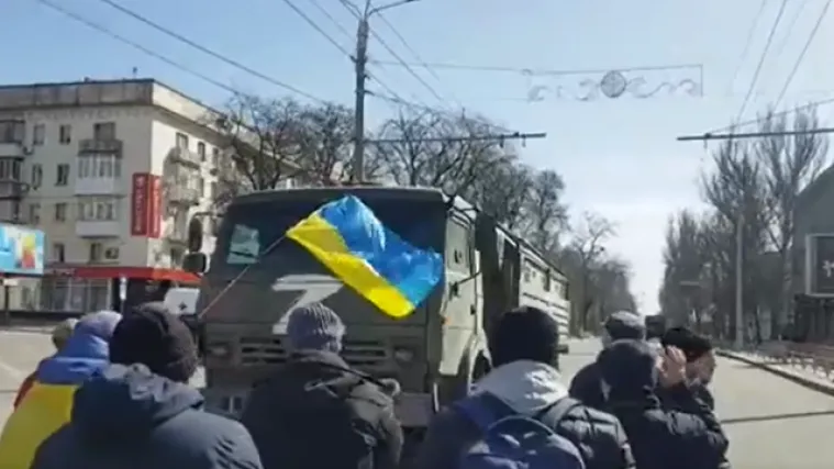 VIDEO Građani Hersona iza&scaron;li na ulice i nenaoružani protjerali ruska vojna vozila. Pogledajte kako su se suprotstavili Rusima