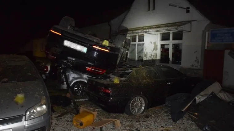 Pijani vozač kod Slavonskog Broda o&scaron;tetio osam parkiranih vozila i kuću, pravo je čudo da je pro&scaron;ao bez ozljeda