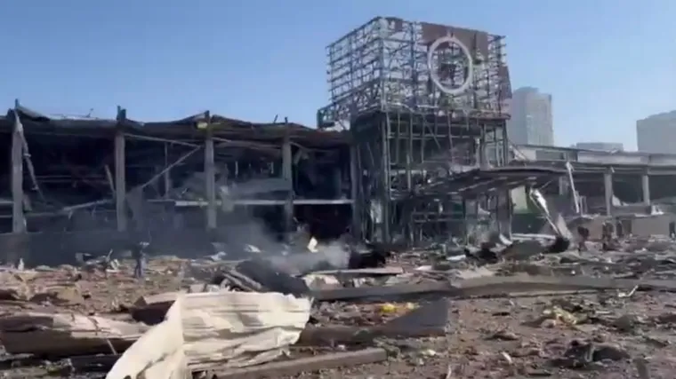 VIDEO Pojavile se snimke raketiranja shopping centra u Kijevu i izvlačenja stradalih iz ruševina