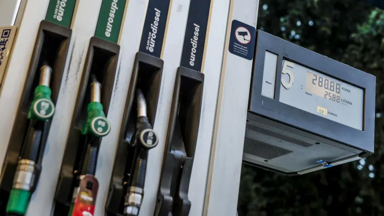 Ćorić potvrdio: 'Cijene goriva od sutra značajno niže. Litra dizela bit će malo iznad, a benzina nešto ispod 12 kuna'