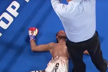 Divljački ga poslao u carstvo snova. Dame i gospodo, imamo nokaut godine, ovo je spektakularno