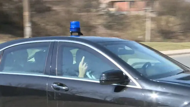 Milorad Dodik iznenadio vulgarnom gestom: Okupljenima pred Tužiteljstvom BiH pokazao srednji prst