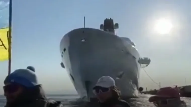 Abramovičevu jahtu u Turskoj dočekali prosvjednici iz Ukrajine. Na svom brodiću razvili transparent: 'Ne ratu u Ukrajini'