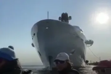 Abramovičevu jahtu u Turskoj dočekali prosvjednici iz Ukrajine. Na svom brodiću razvili transparent: 'Ne ratu u Ukrajini'