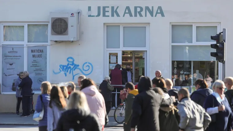 Totalni kaos s receptima i uputnicama! Liječnicima rekli da pi&scaron;u papirnate, oni poručili: 'Nemamo tiskanica!'