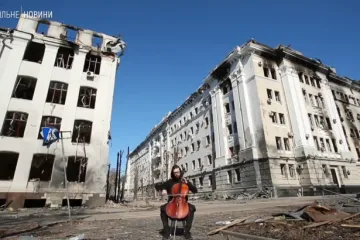 VIDEO U Ukrajini još uvijek živi pjesma! U centru razrušenog, napuštenog Harkiva snimljen mladić dok svira čelo