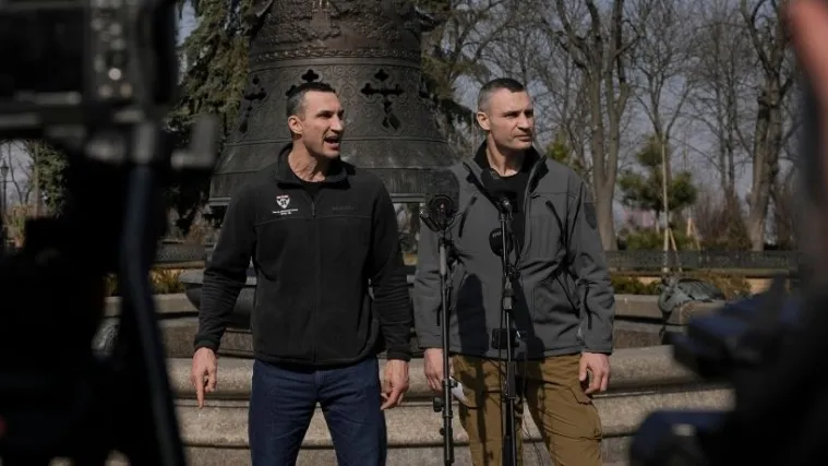 Braća Kličko na presici s granatama u pozadini: 'U Kijevu su ubili 264 ljudi, među njima četvero djece. Ali Ukrajinci vraćaju svoje teritorije'