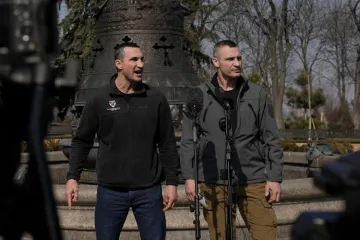 Braća Kličko na presici s granatama u pozadini: 'U Kijevu su ubili 264 ljudi, među njima četvero djece. Ali Ukrajinci vraćaju svoje teritorije'