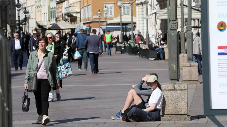 Pred nama je pravi proljetni vikend. Sunca neće nedostajati, ali krajem tjedna skupljat će se oblaci, moguća i ki&scaron;a