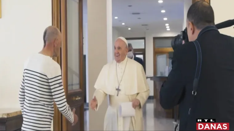 Stiže knjiga o papi Franji: Usijane je glave, brzoplet, budi se u četiri pa nekad zaspi usred molitve i imao je djevojku