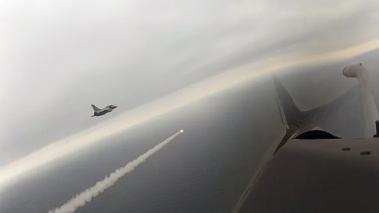 Francuzi testirali moderniziranu verziju balističke rakete, može nositi nuklearnu glavu: Lansirali su je sa Rafalea...