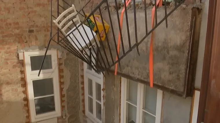 Odlomio se balkon na 3. katu, s njim na kat ispod pala djevojka. Jedni tvrde zbog potresa, mnogi da je zbog neodržavanja