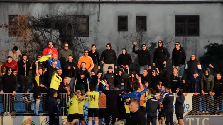 Trčali čak 10 kilometara: Trener i dva igrača dalmatinskog kluba proslavili pobjedu u lokalnom derbiju na neobičan način