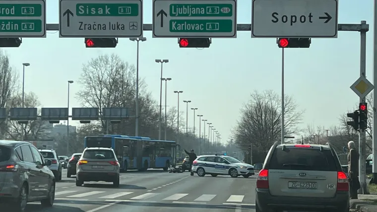 Prometna nesreća u Novom Zagrebu: Jedna osoba ozlijeđena u sudaru automobila i motocikla