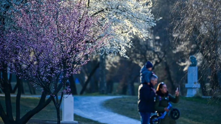 Danas posvuda toplo i sunčano, u Dalmaciji ne&scaron;to vi&scaron;e oblaka: Sredinom tjedna nam stiže naoblačenje i ki&scaron;a