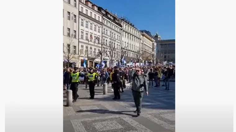 'Rusi protiv Putina': Tisuće Rusa koje žive u Pragu iza&scaron;le u protest protiv napada na Ukrajinu, pomažu izbjeglicama...