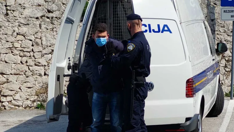 VIDEO/FOTO Ubojicu iz Ploča doveli pred istražnog suca u Dubrovniku