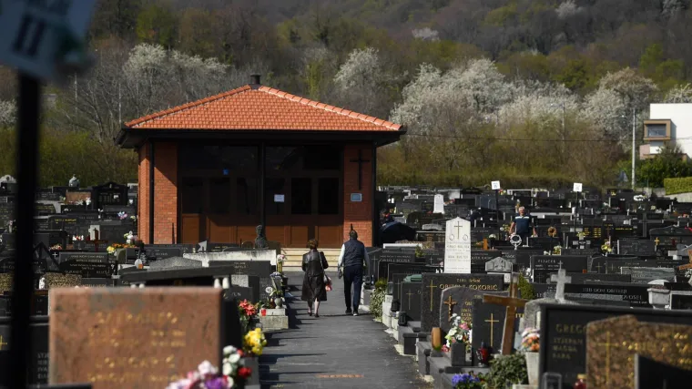 Na zagrebačkom groblju netko je počupao križeve i porazbijao kipiće Marije oko crkve