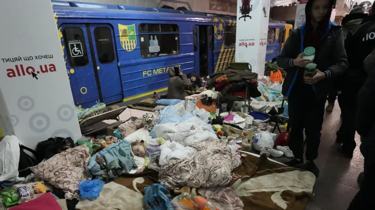 Život pod zemljom: Čak 15 tisuća ljudi skriva se u kijevskom metrou, a tisuće ih živi u podzemnoj željeznici u Harkiva