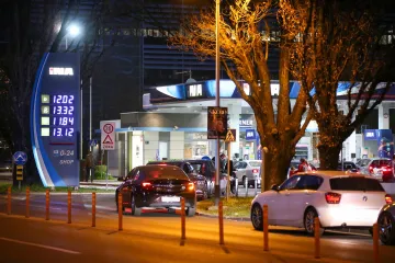 Opet kaos na benzinskim postajama: Pogledajte ogromne gužve, svi žele ušparati prije poskupljenja