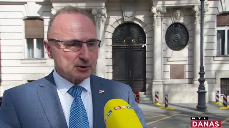 Grlić Radman uskome&scaron;ao političku sferu zbog nazivanja Putina ratnim zločincem. Poku&scaron;ao se izvući sam, pomogle i kolege