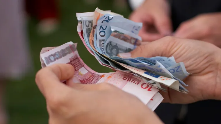 Hrvati navalili  i masovno kupuju eure: Stručnjaci objašnjavaju da iza toga stoji nekoliko razloga