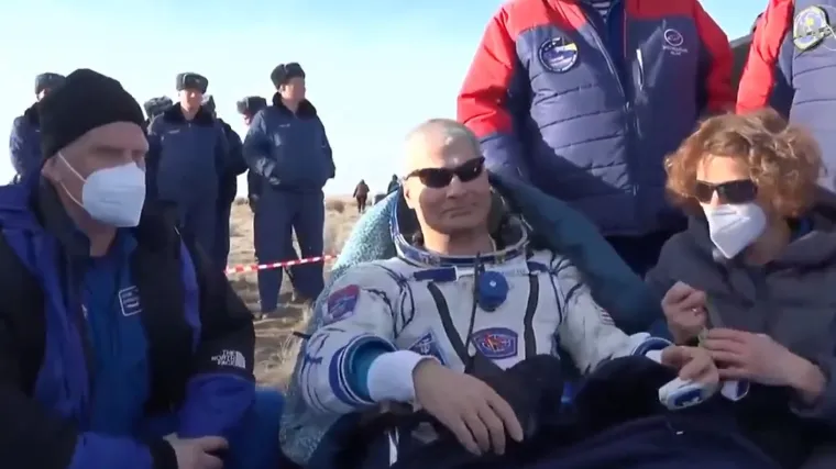 Američki astronaut s ruskim kolegama sletio na Zemlju. Nakon rekordnih 355 dana, spustili se padobranom. Pogledajte kako je to izgledalo